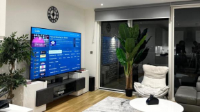 Beautiful 2-Bed High Rise Apartment in Royal Wharf